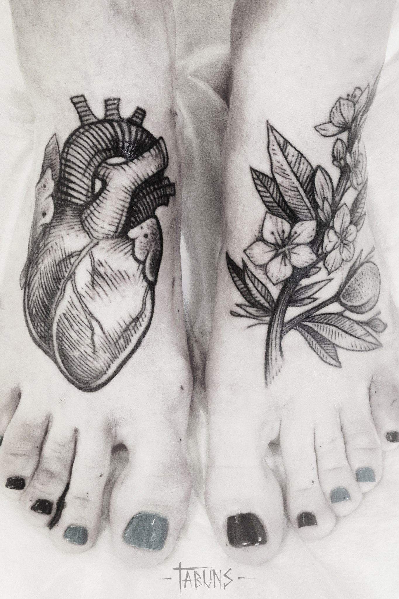 Художественная татуировка Сердце с миндалём от Саши Табунс