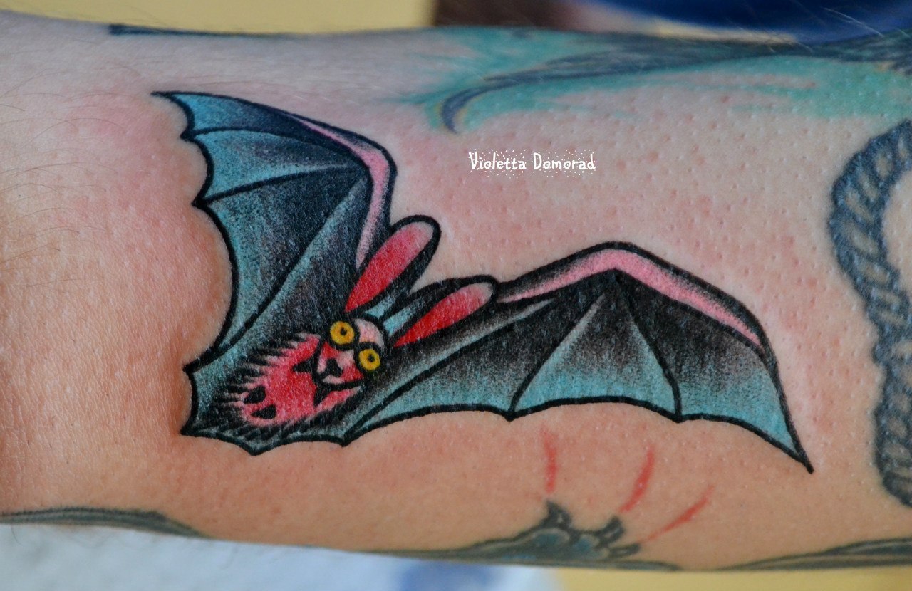 Татуировка летучая мышь. Мастер Виолетта Доморад.