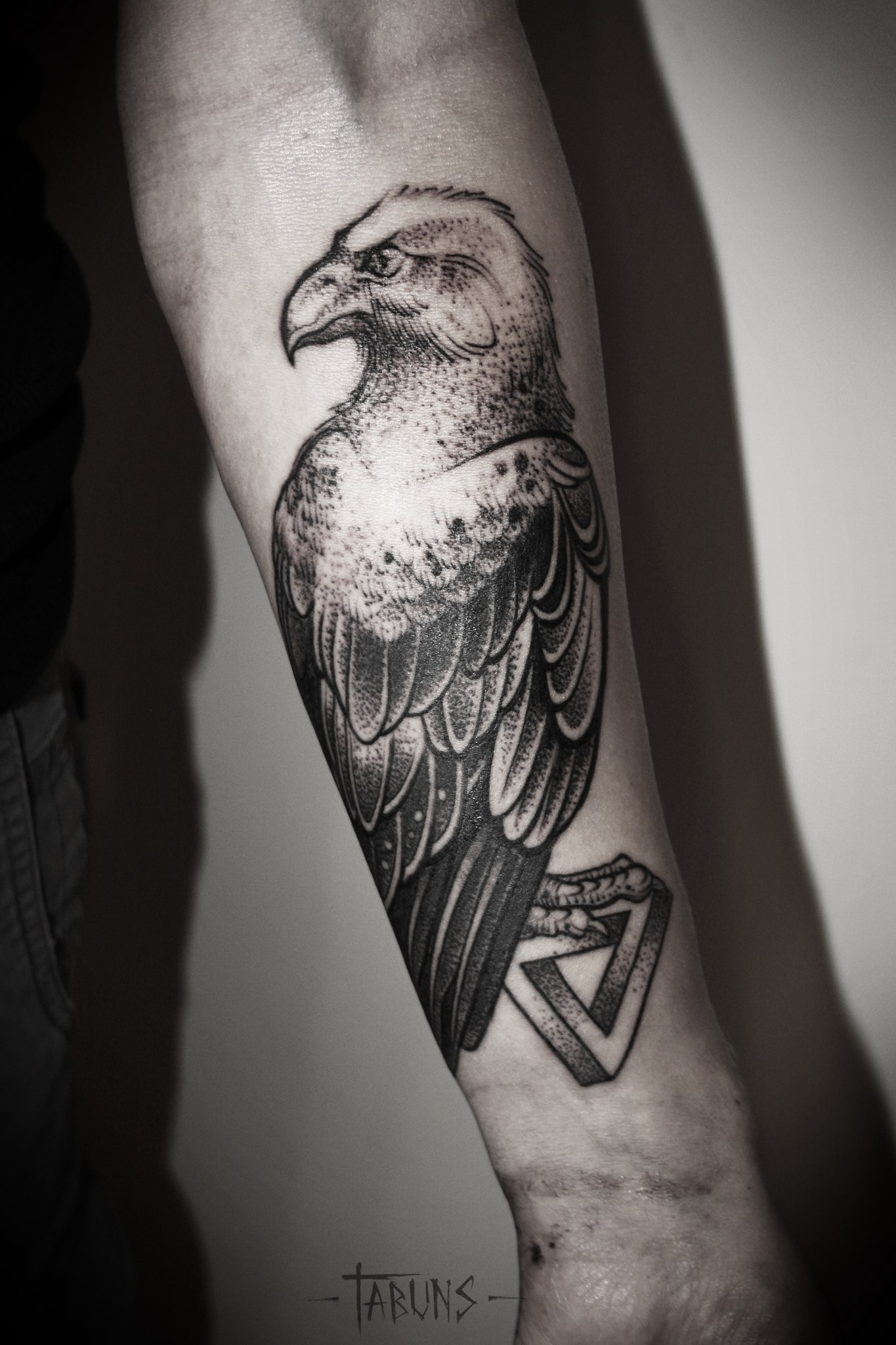 Художественная татуировка Птица от мастера Саши Табунс