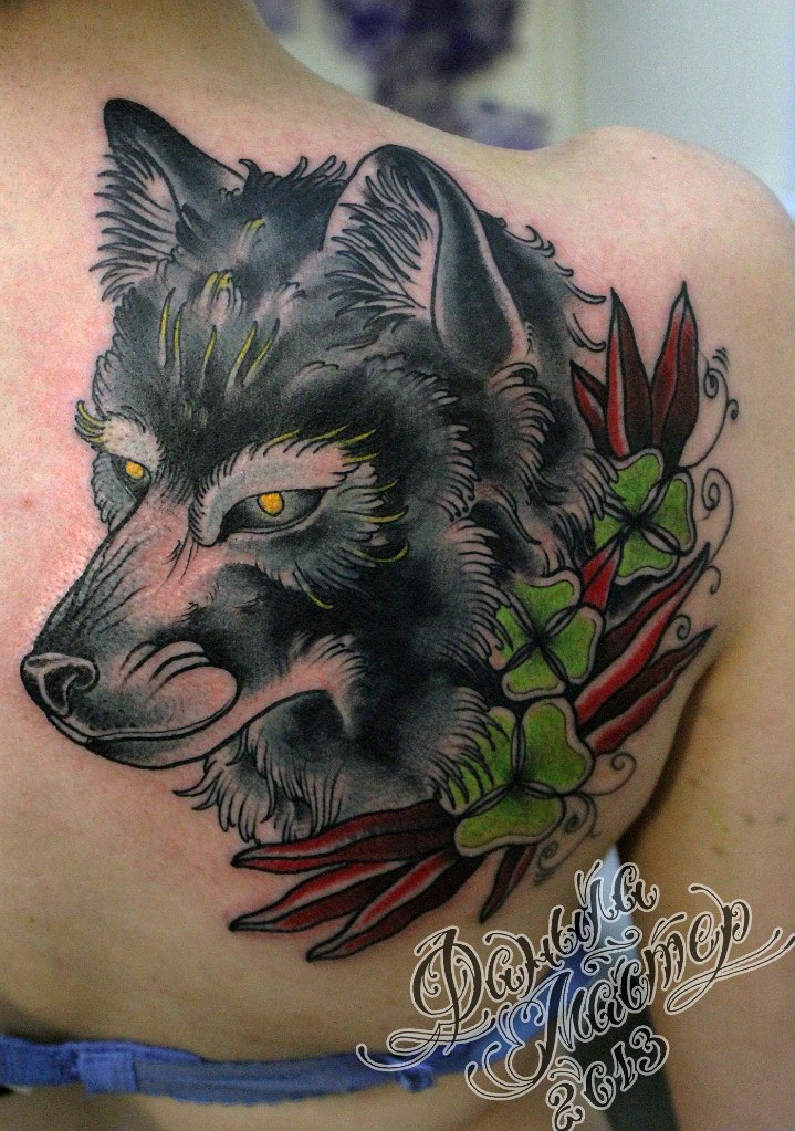Художественная татуировка Волчица от Даниила Шумкова
