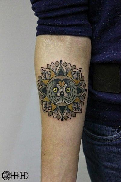 Художественная татуировка "Сова в мандале" от Алисы Чекед