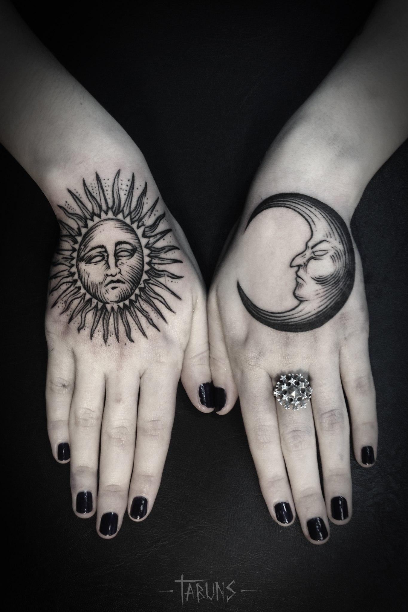 Художественная татуировка "Солнце и луна". Мастер Саша Табунс.