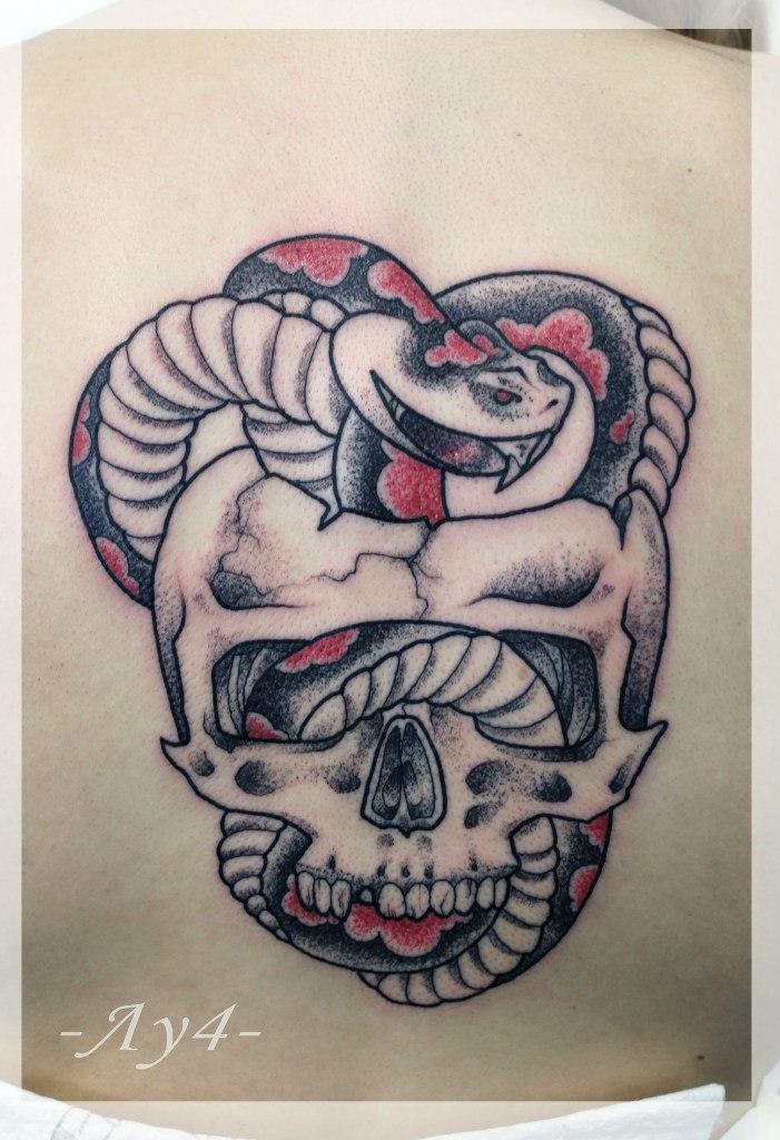 Художественная татуировка "Череп со змеей". Мастер Катя Луч.
