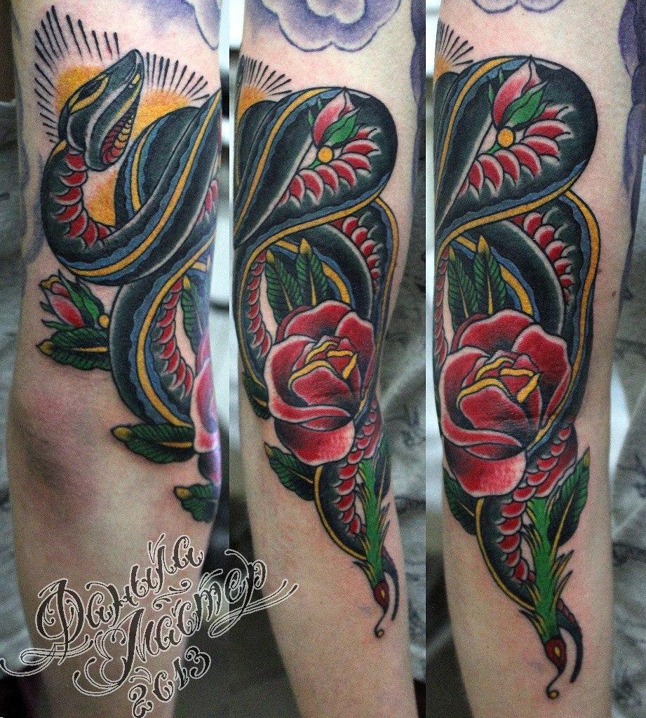 Художественная татуировка "Змея и роза" от Данилы Мастера.