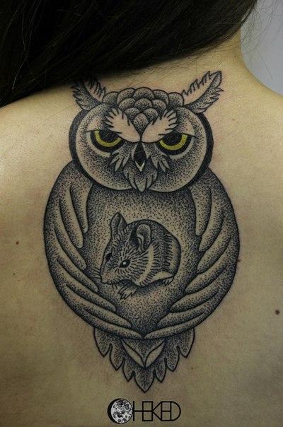 Художественная татуировка "Сова и мышь" от Алисы Чекед