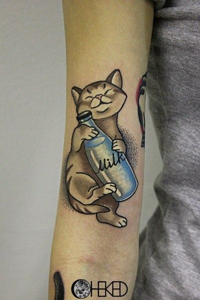 Художественная татуировка "Кот с молоком". Мастер Алиса Чекед.