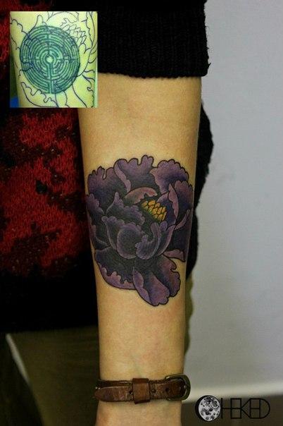 Перекрытие старой татуировки цветком. Мастер Алиса Чекед