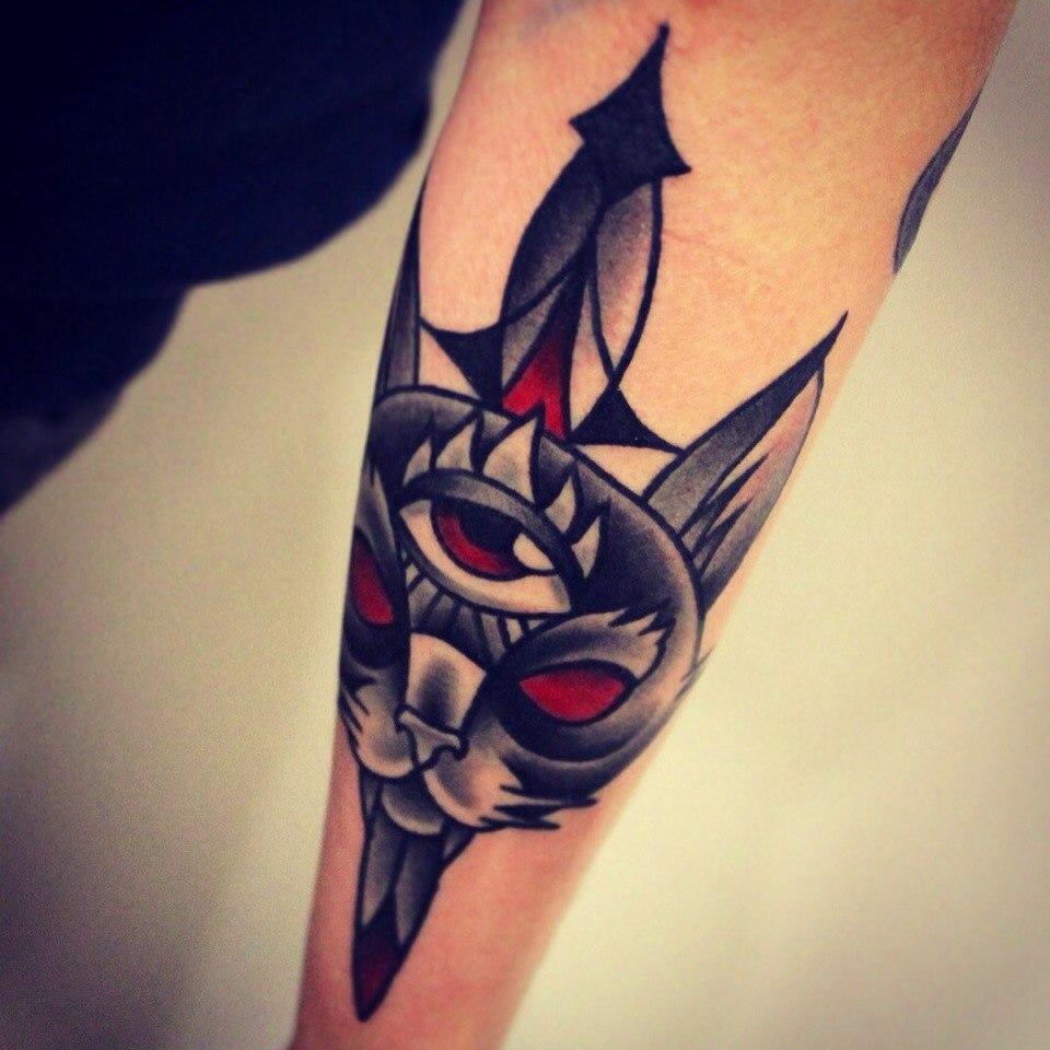 Художественная татуировка "Кот с кинжалом". Мастер Денис Марахин.