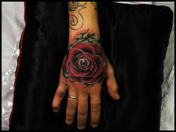 Художественная татуировка Роза с глазом от Сергея Хоррора