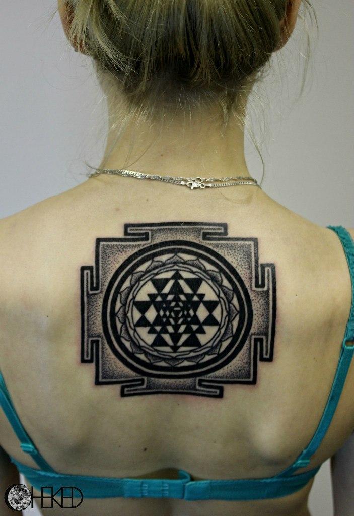 Художественная татуировка "Шри янтра". Мастер Алиса Чекед.