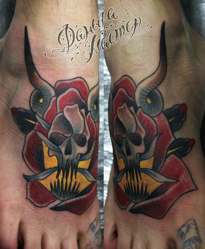 Художественная татуировка "Роза и череп" от Данилы-мастера.