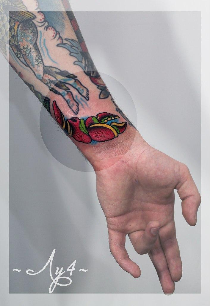 Художественная татуировка «Крабъя клешня». Мастер Катя Луч.