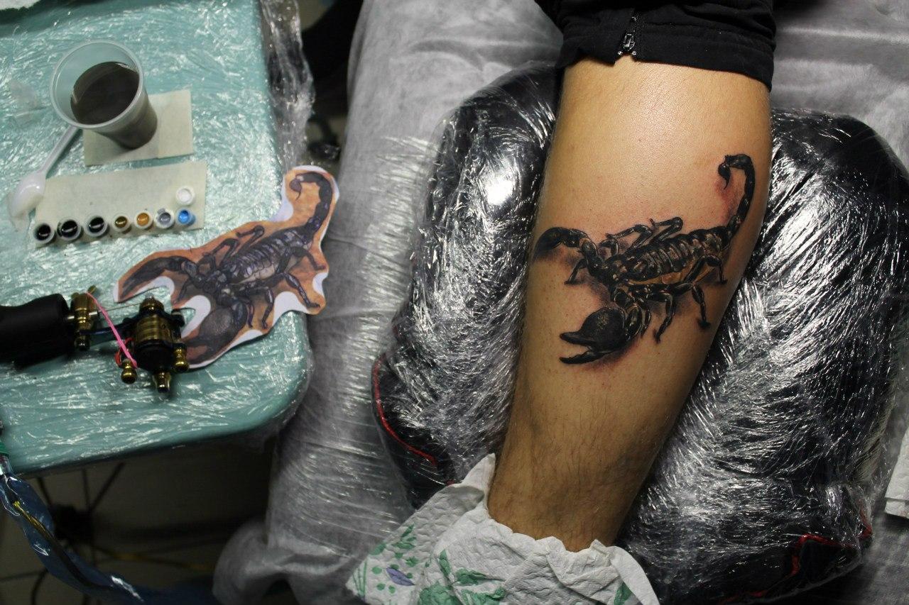 Художественная татуировка "Скорпион" от мастера Сергея Хоррора.