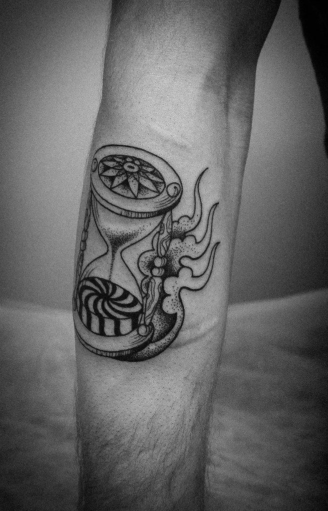 Художественная татуировка "Песочные часы" от Ксении Волчок.