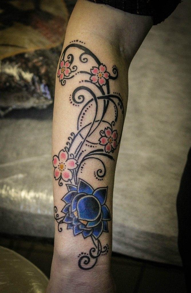 Художественная татуировка "Узор с цветами" от Ксении Волчок.