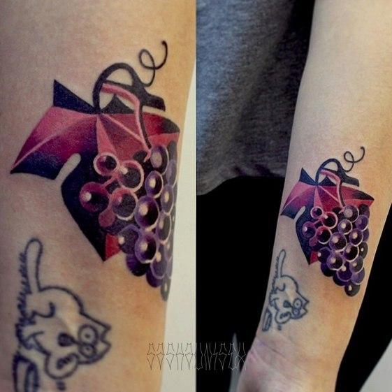 Художественная татуировка "Гроздь винограда". Мастер Саша Unisex.