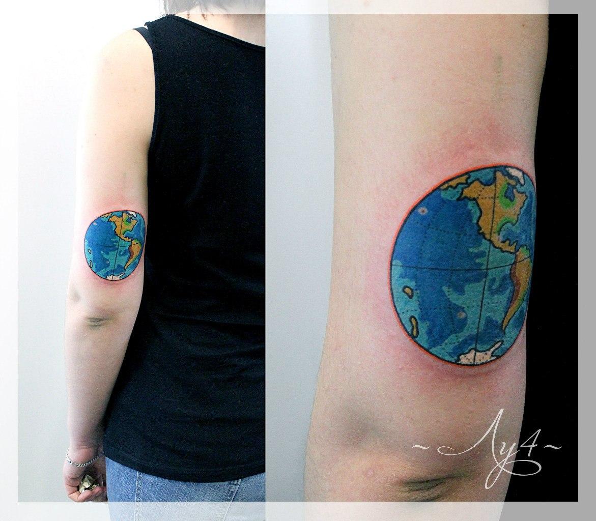 Художественная татуировка «планета». Мастер Катя Луч.