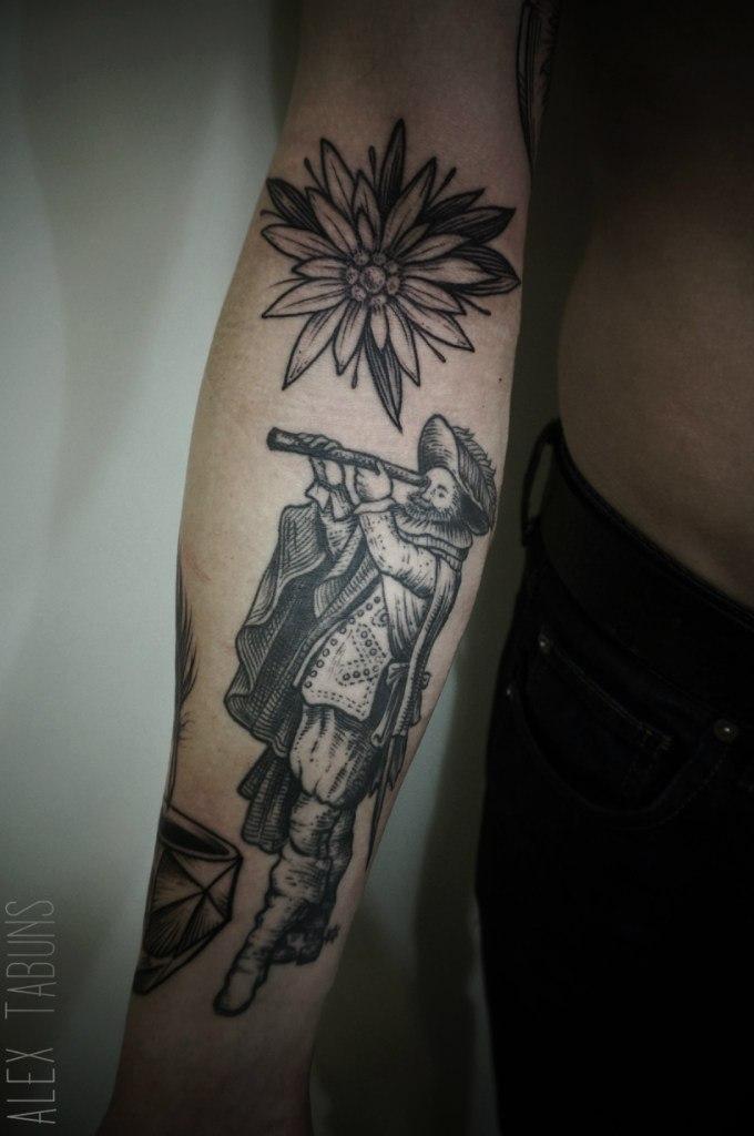 Художественная татуировка "Цветок" от мастера Саши Табунс