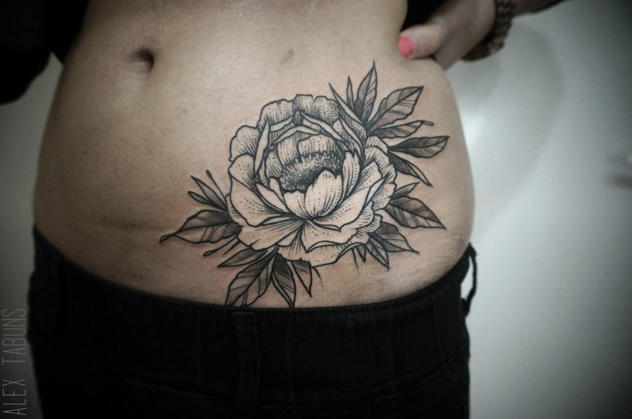 Художественная татуировка "Цветок" от мастера Саши Табунс