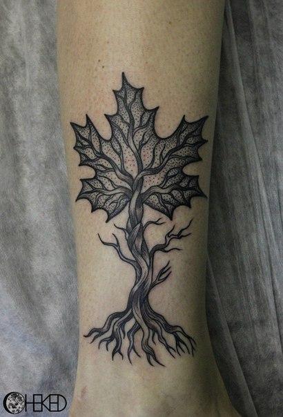Художественная татуировка "Кленовый лист" от мастера Алисы Чекед.