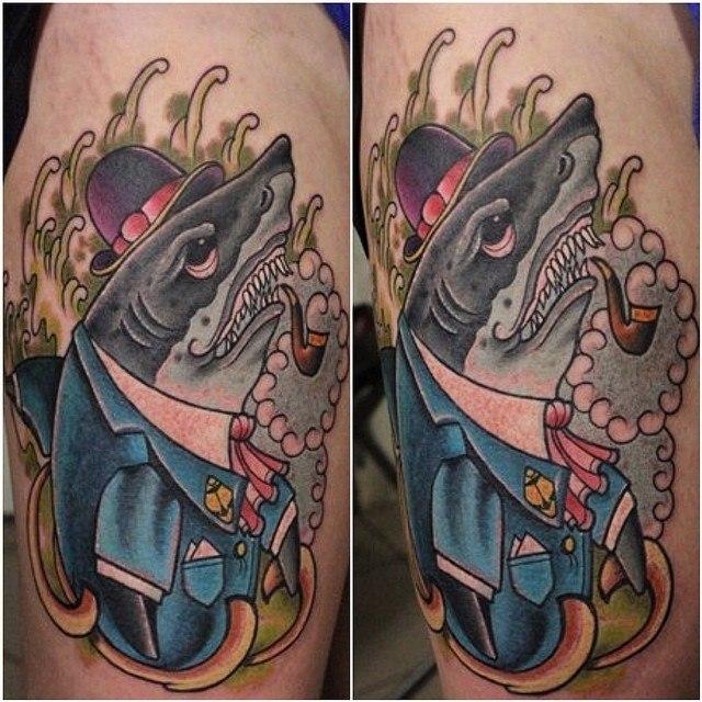 Художественная татуировка "Акула в шляпе" от мастера Александра Соды