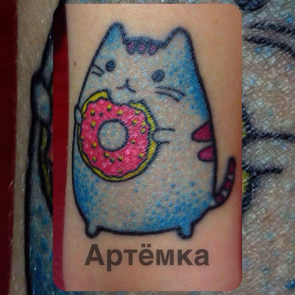 Татуировка "Котик с пончиком". Мастер Артем.