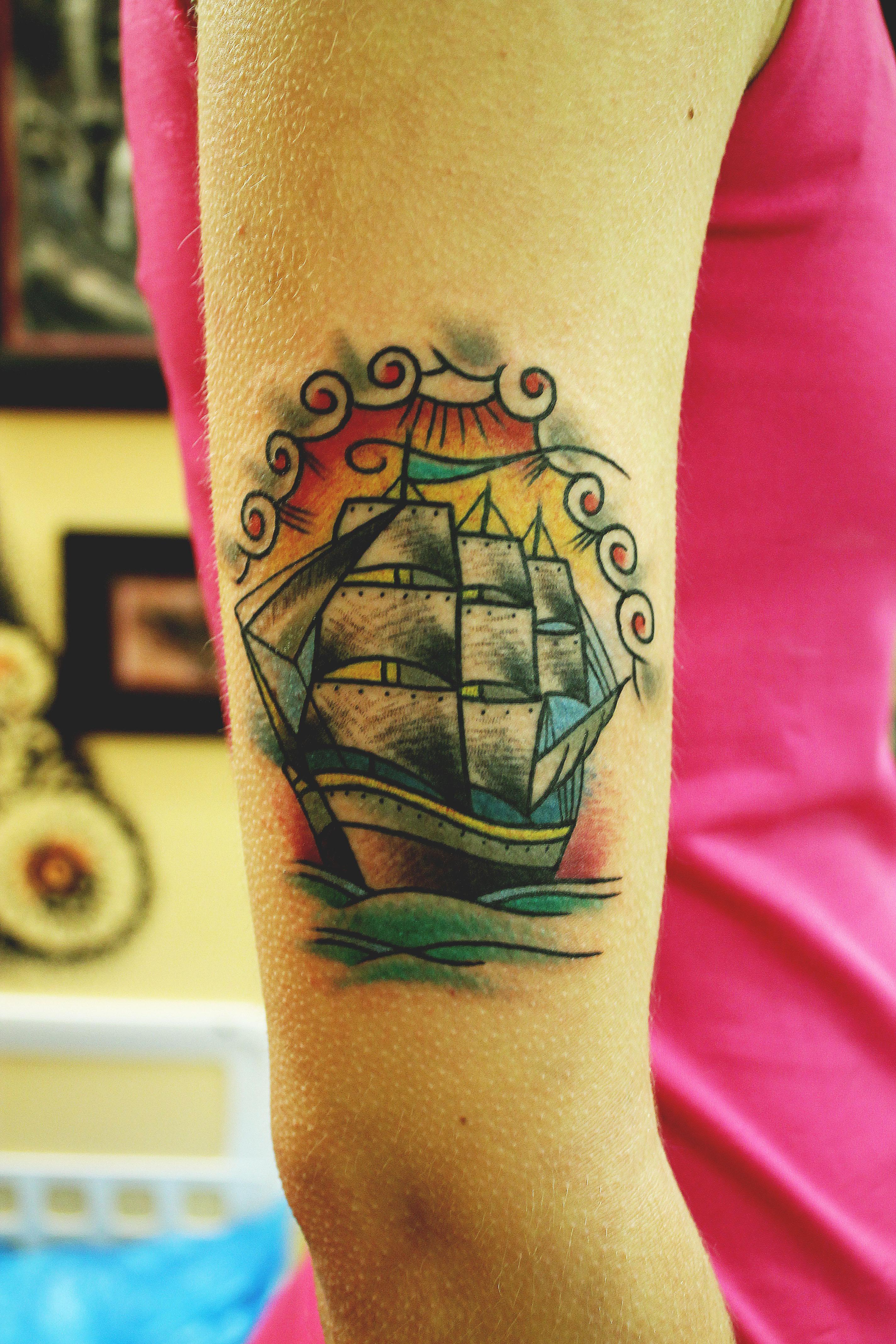 Художественная татуировка "Корабль". Мастер Вова Snoop.