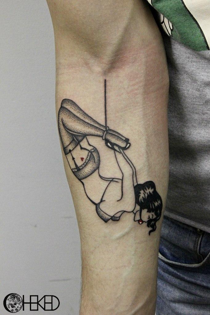 Художественная татуировка "Связанная девушка". Мастер Алиса Чекед.