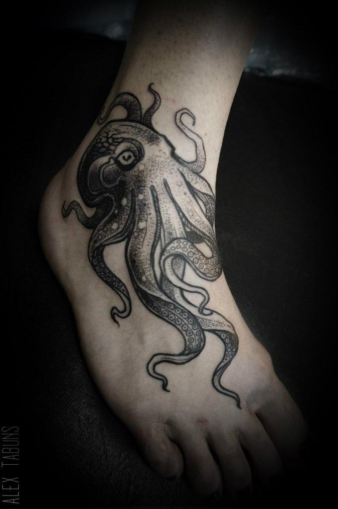 Художественная татуировка "Осьминог" от Саши Табунс