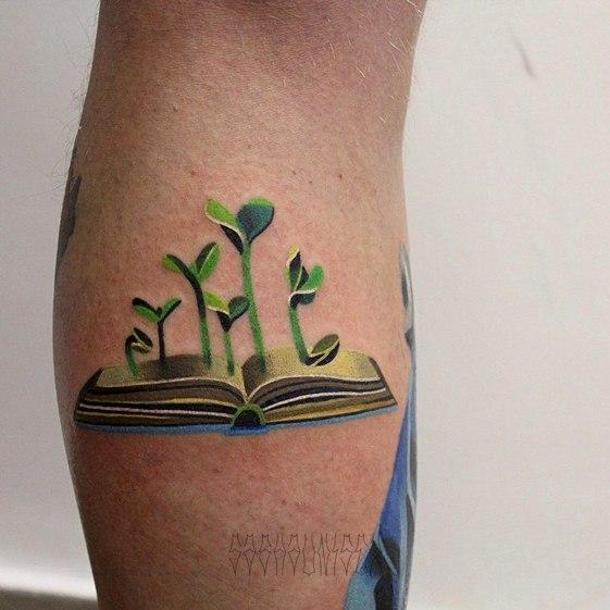 Художественная татуировка "Книжка". Мастер Саша Unisex.
