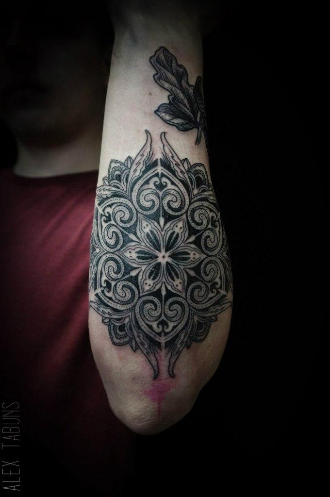Художественная татуировка "Мандала" от Саши Табунс