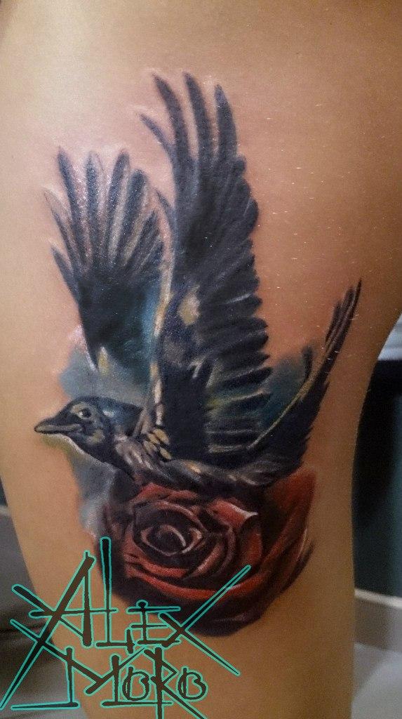 Художественная татуировка "Ворон с розой" от Александра Морозова
