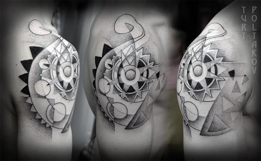 Художественная татуировка "Геометрия" от Юрия Полякова