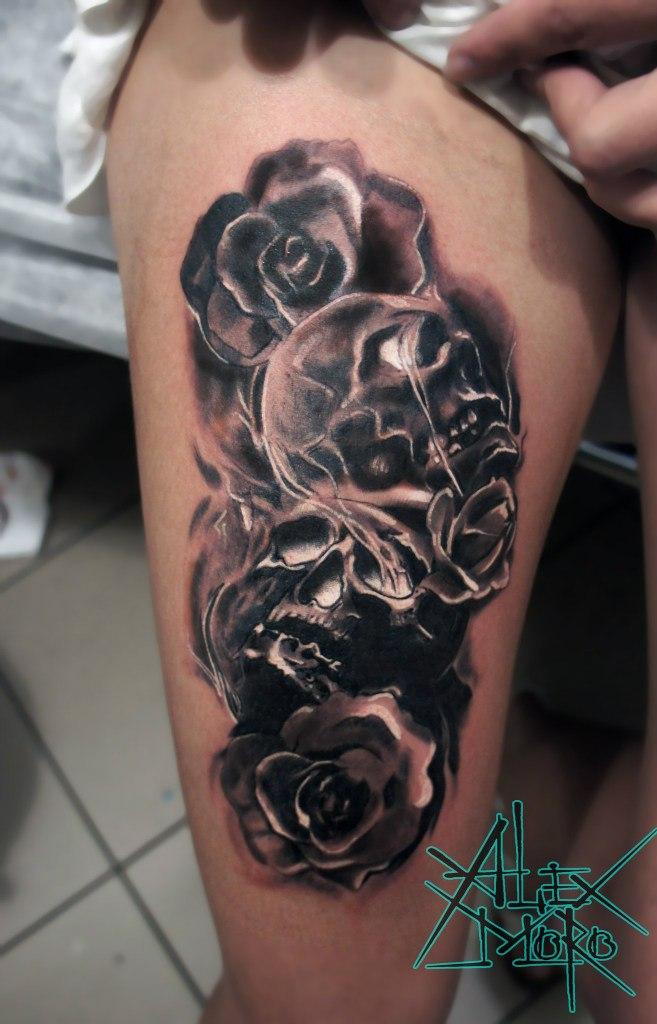 Художественная татуировка "Черепа и розы" от Александра Морозова