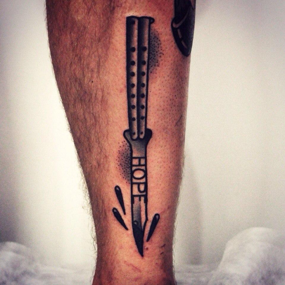 Художественная татуировка «Нож». Мастер Денис Марахин.