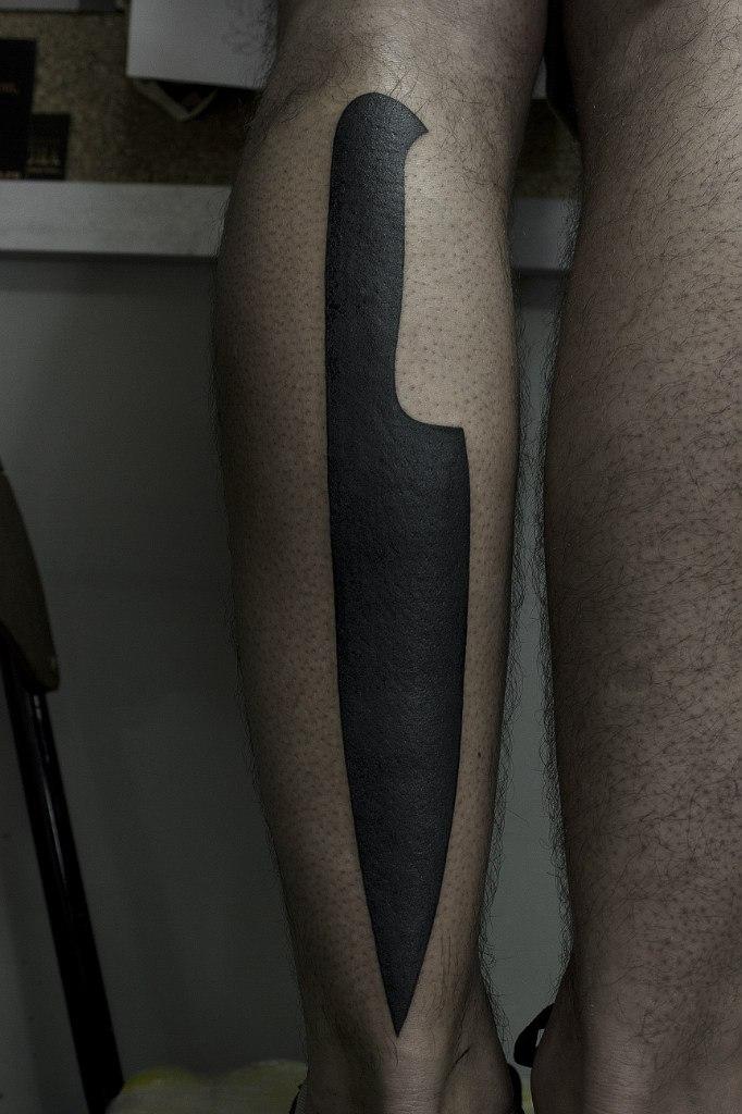 Художественная татуировка "Нож". Мастер Вова Snoop.
