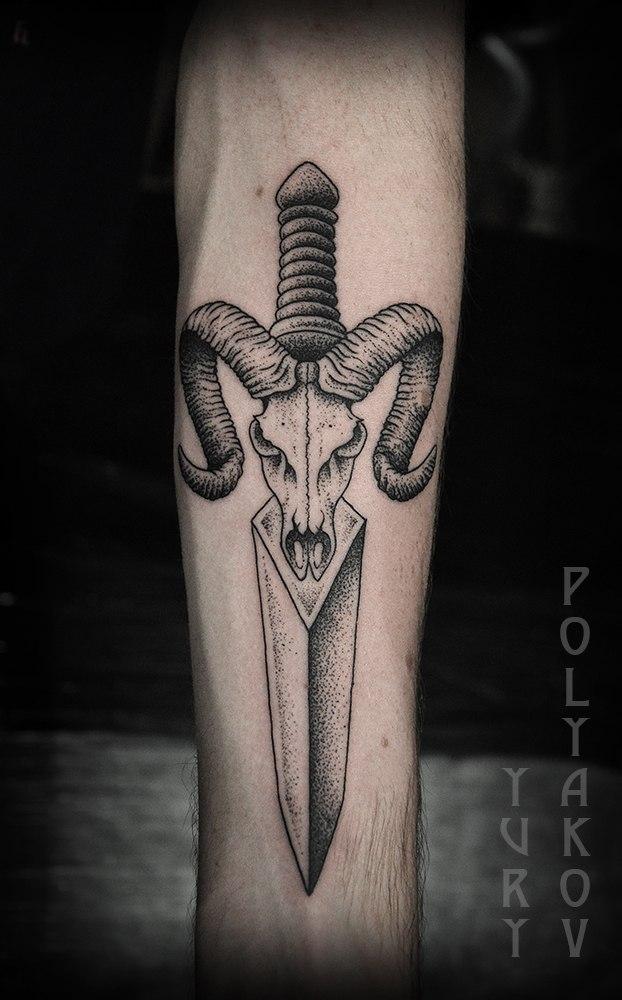 Художественная татуировка "Кинжал" от Юрия Полякова