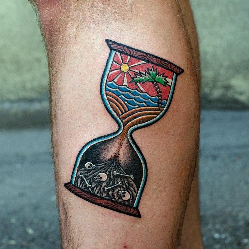 Художественная татуировка «Песочные часы». Мастер Даниил Костарев.