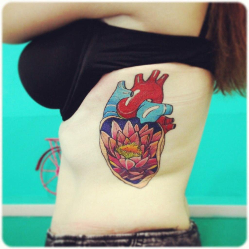 Художественная татуировка «Сердце с лотосом». Мастер Саша Новик.