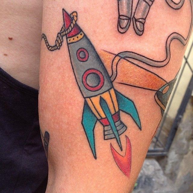 Художественная татуировка «Ракета», элемент рукава. Мастер Павел Заволока.