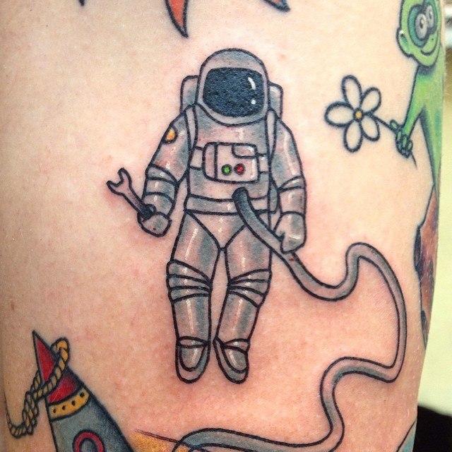 Художественная татуировка «Космонавт», элемент рукава. Мастер Павел Заволока.