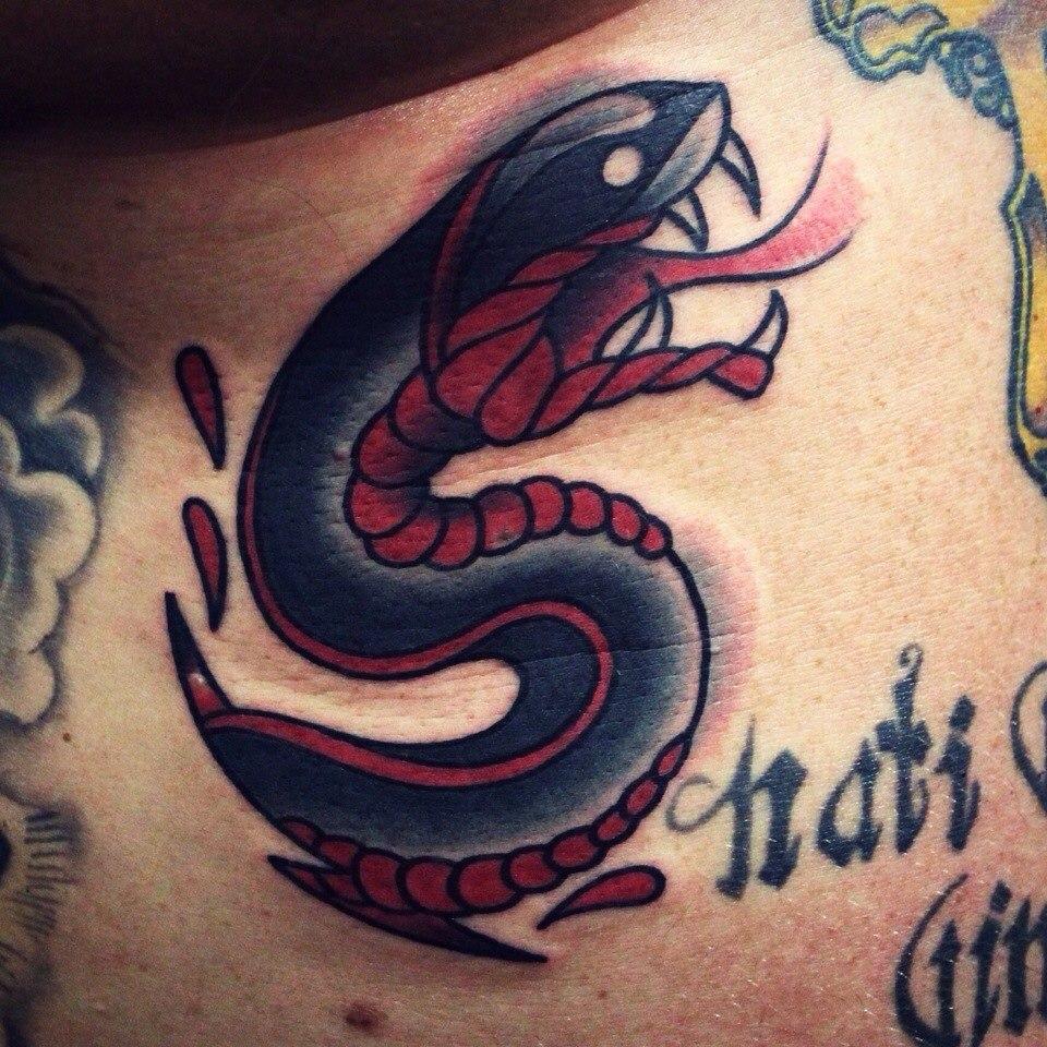 Художественная симметричная татуировка «Змеи». Мастер Денис Марахин.