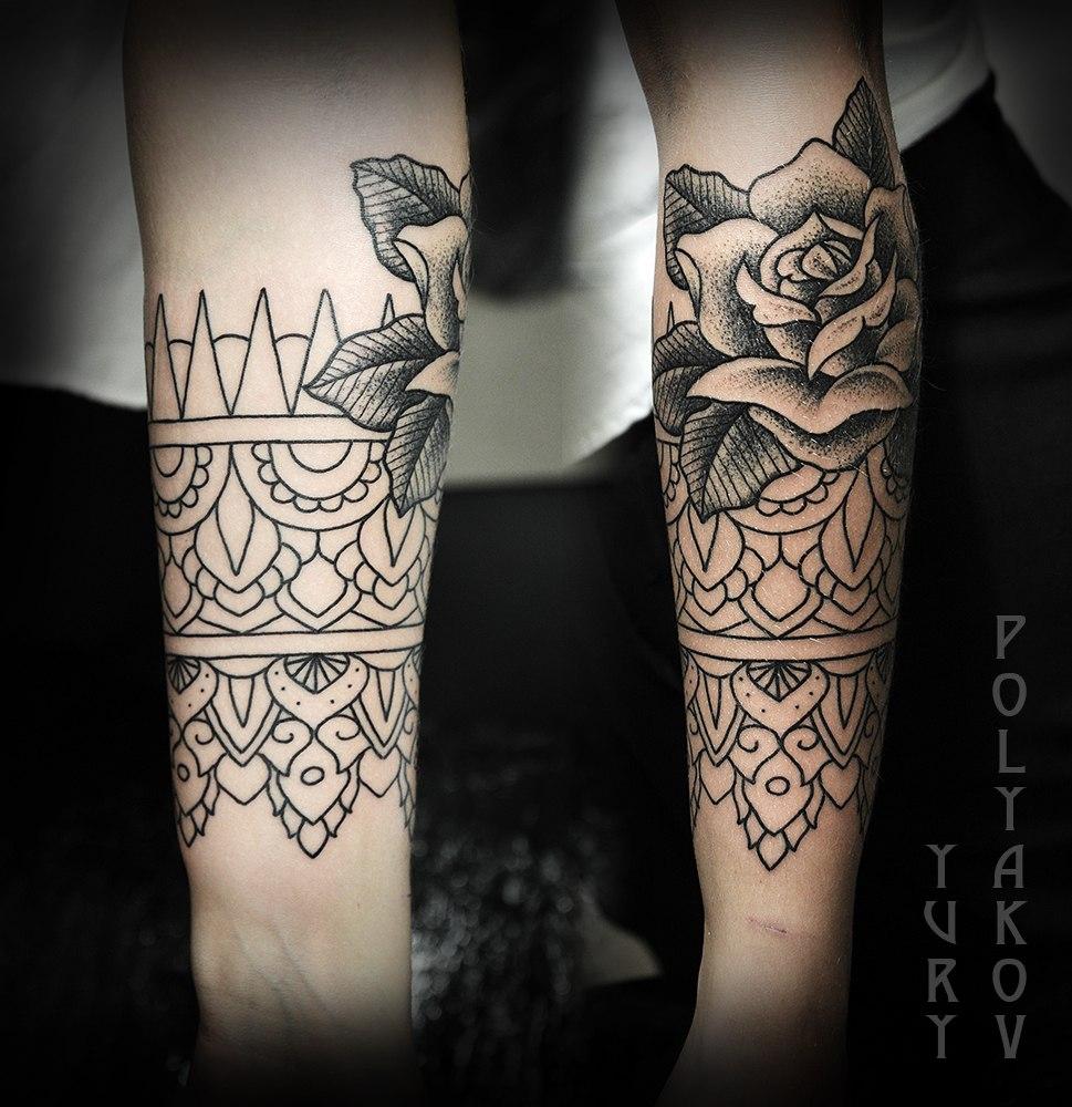 Художественная татуировка "Роза с орнаментом" от Юрия Полякова