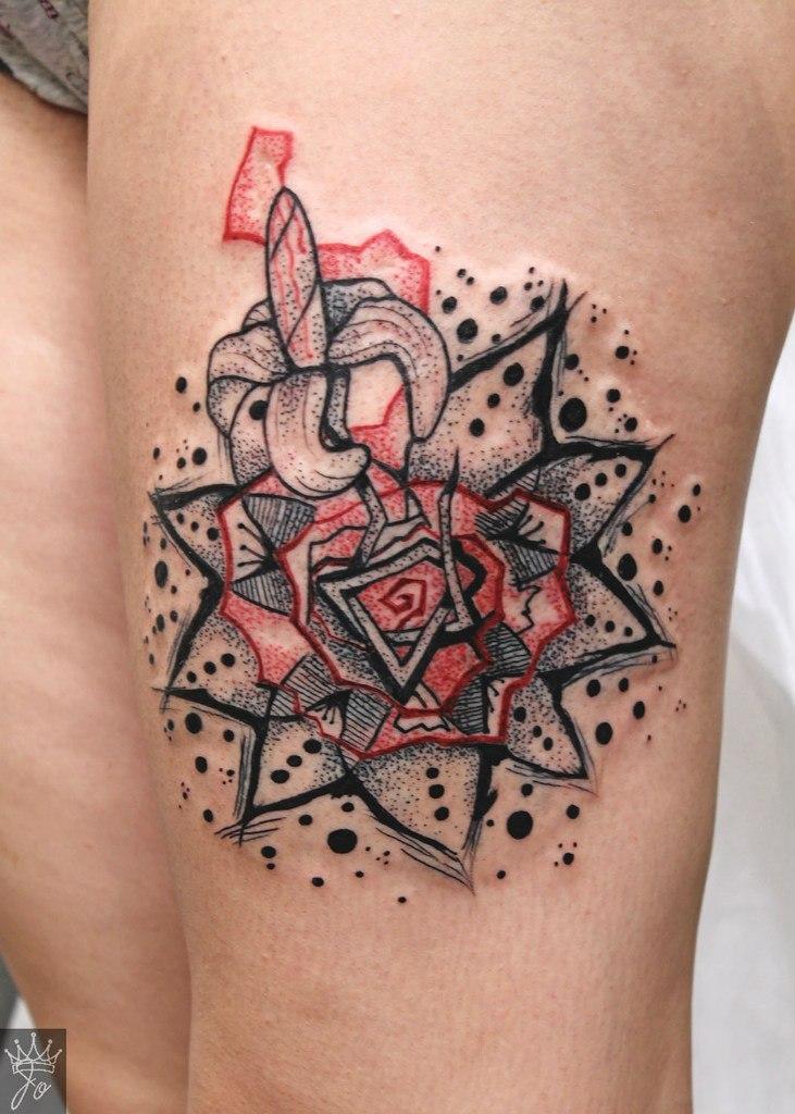 Художественная татуировка "Цветок в узоре" от Ксении Jokris Соколовой.