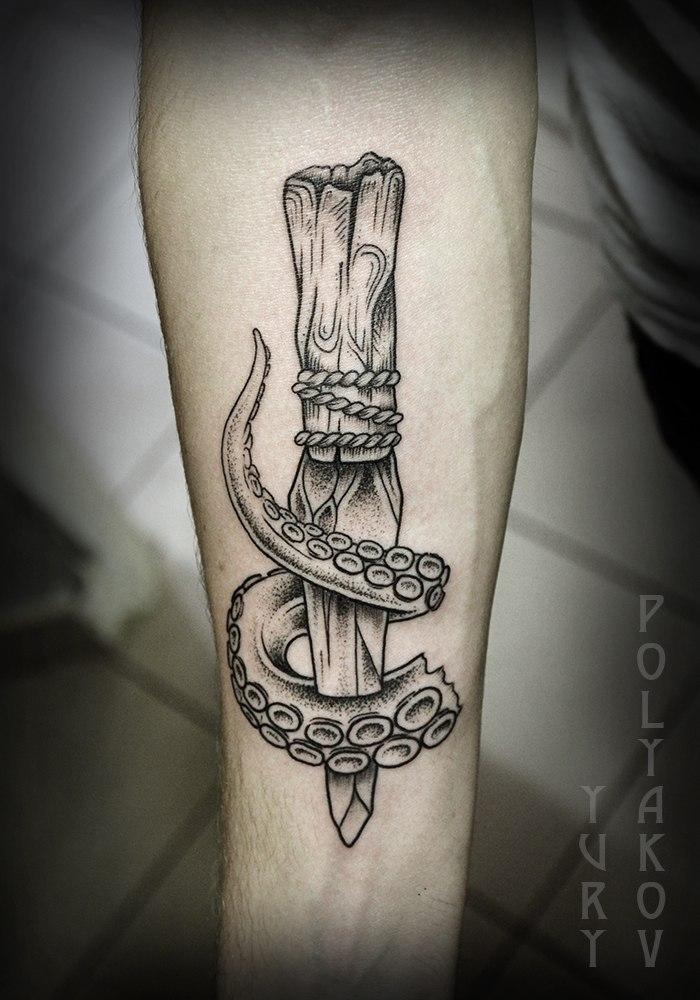 Художественная татуировка "Нож, протыкающий щупальца" от Юрия Полякова