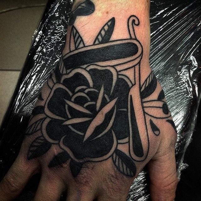 Художественная татуировка "Роза с бритвой". Мастер Таня Lika.