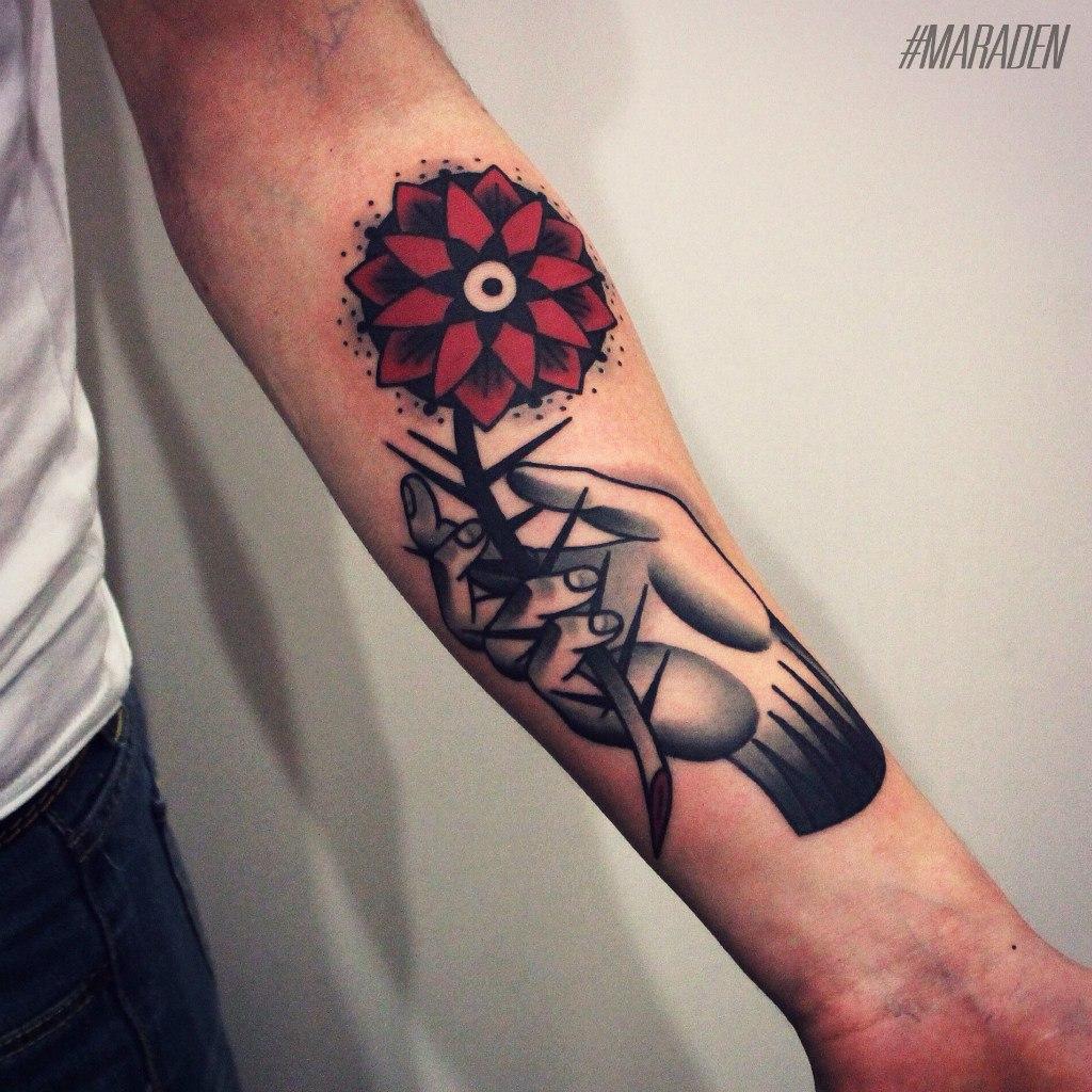 Художественная татуировка «Рука и цветок». Мастер Денис Марахин.