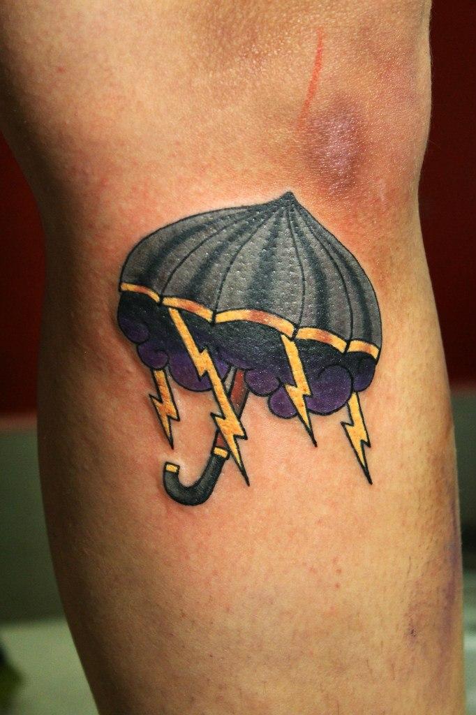 Художественная татуировка "Зонтик с молниями". Мастер Нияз Фахриев.