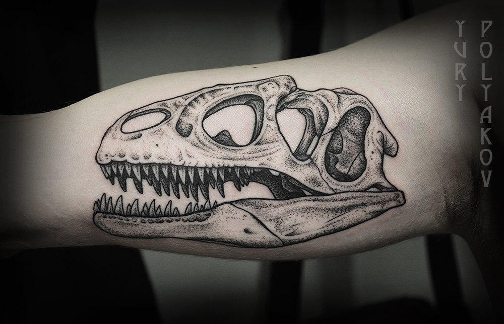 Художественная татуировка "Череп динозавра" от Юры Полякова