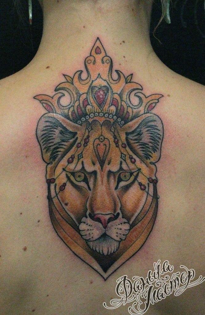 Художественная татуировка "Львица в короне" от Данилы-Мастера